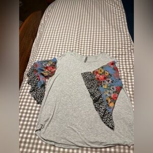 Honeyme Gray Floral Short Sleeve Top